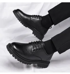 Vue détaillée de chaussures en cuir noir pour hommes avec semelles épaisses crantées élégantes