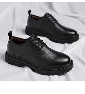 Gros plan de chaussures Derby en cuir noir texturé avec semelles épaisses à crampons