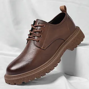 Chaussures de ville décontractées en cuir marron pour hommes avec semelle à crampons et lacets