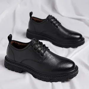 Chaussures de ville en cuir noir pour hommes sur fond de tissu blanc élégant