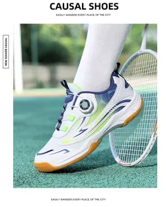 Vue latérale de chaussures de badminton pour enfants avec système de laçage rotatif.