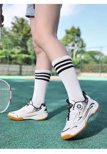 Gros plan de chaussures de badminton pour enfants avec système de fermeture rotatif.