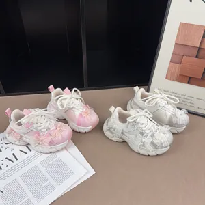 Κομψά κοριτσίστικα sneakers με δαντέλα, φιόγκους και διαπνέον πλέγμα, χοντρή σόλα.