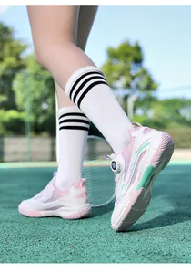 Détail de la vue latérale des chaussures de badminton professionnelles rose et blanc