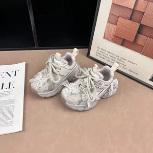 Λεπτομέρεια αναπνεύσιμων sneakers για κορίτσια με δαντελένιο φιόγκο και χοντρή σόλα