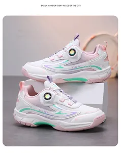 Gros plan sur des chaussures de badminton pour enfants avec accents rose et vert