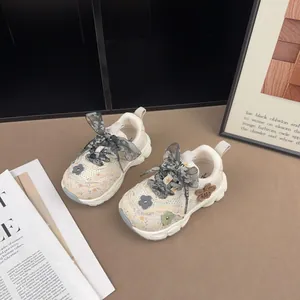 Detailansicht der Blumenspitzen-Sneaker für Mädchen mit Bandschleifen und 3D-Blumenakzenten