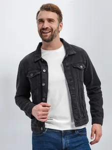 Detailansicht einer stilvollen schwarzen Jeansjacke für Herren mit klassischem Kragen