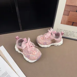 Detailansicht der rosa Schnürsneaker mit 3D-Blumenapplikationen für kleine Mädchen