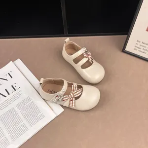 Eleganti scarpe da principessa crema per bambine con fiocco a quadri e belle perle