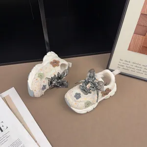 Süße Kleinkinder Mädchen Turnschuhe mit Blumenspitze, atmungsaktivem Mesh und 3D-Blumen