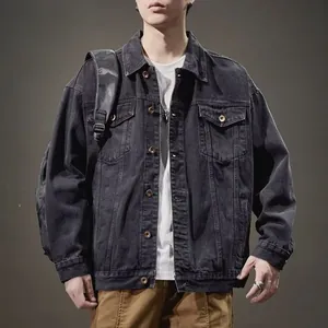 Vorderansicht der locker sitzenden, schwarzen Jeansjacke für Herren mit Reverskragen