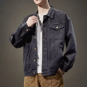 Detailansicht der locker sitzenden, gewaschenen schwarzen Denim-Jacke für Herren