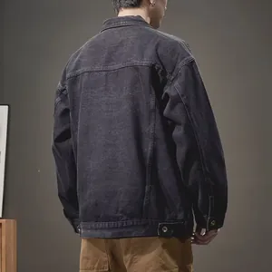 Rückansicht einer locker sitzenden schwarzen Jeansjacke für Herren mit klassischem Kragen.