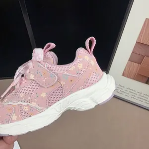 Nahaufnahme von rosa geblümten Mesh-Sneakern für Kleinkinder mit Spitzendetails