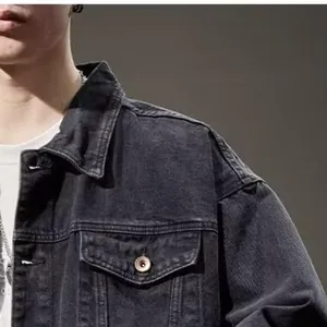 Detail einer schwarzen Jeansjacke für Herren mit Schulternähten und Brusttaschenklappe