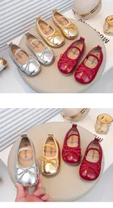 Detailansicht von Mädchen-Ballerinas in Metallic mit Schleife und elastischem Band