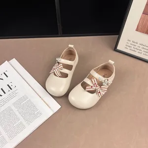 Eleganti scarpe Mary Jane da bambina color crema con fiocco e dettagli in perla