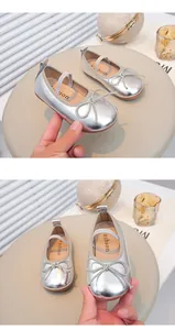 Detailansicht silberner Mary Jane Schuhe für Mädchen mit Glitzerschleife und weicher Sohle
