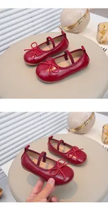 Nahaufnahme von roten Prinzessinnenschuhen für Mädchen mit Bogen-Detail
