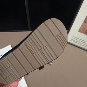 Dettaglio ravvicinato della suola in gomma marrone antiscivolo per scarpe da principessa