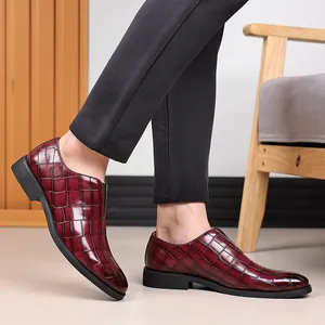 Primer plano de zapatos de cuero burdeos para hombre con elegante diseño de piedra