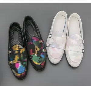 Detaillierte Nahaufnahme von Herren-Doppel-Monkstrap-Loafers mit bunten Tarnmustern