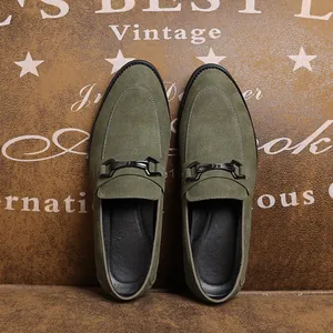 Heren loafers van olijfgroen suède met een puntige neus en metalen gesp-detail