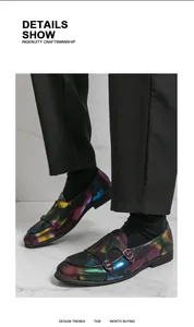 Detailansicht der farbenfrohen schillernden Camouflage Monk Strap Herren Lederschuhe