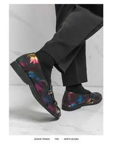 Nahaufnahme bunter Tarn-Loafer für Herren mit Metallic-Finish und weicher Sohle