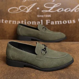 Detail van olijfgroene suède herenloafers met metalen gesp en verfijnd stiksel