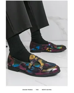 Detailansicht des irisierenden Tarnmusters auf diesen Doppel-Monk-Strap-Loafers für Herren