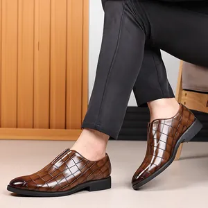 Detalle macro de mocasines marrones para hombre con textura de patrón de piedra y estilo slip-on