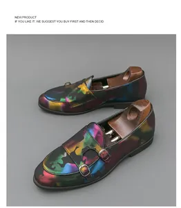 Moderne mehrfarbige irisierende Monkstrap-Herrenlederschuhe auf grauem Hintergrund