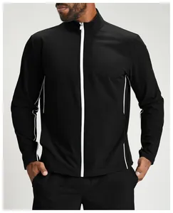 Gros plan d'une veste de sport pour homme avec éclair blanche et col montant design