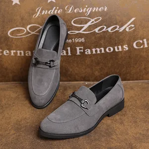 Macro-opname van grijze suède herenloafers met een elegante zwarte metalen gesp