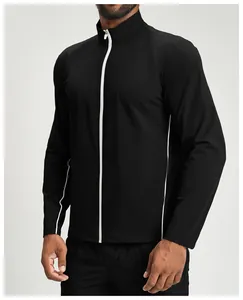 Vue détaillée d'une veste de sport noire pour homme avec fermeture éclair blanche et col montant.