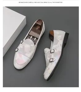 Detailansicht der Doppel-Monkstraps für Herren mit schimmerndem Camouflage-Muster.