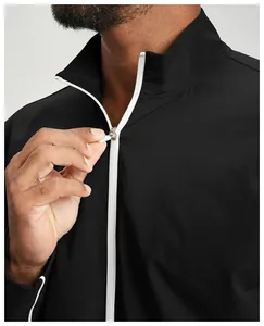 Gros plan détaillé sur la fermeture éclair blanche d'une veste de sport noire pour hommes