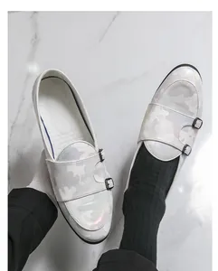 Detailansicht der hochwertigen weißen Camouflage-Monkstrap-Schuhe für Herren