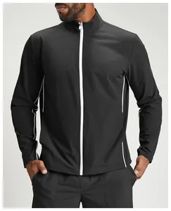 Gros plan d'une veste de sport noire pour hommes avec fermetures éclair blanches et rayures.
