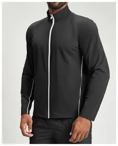 Vue détaillée de la veste de sport noire pour homme avec fermeture éclair contrastée
