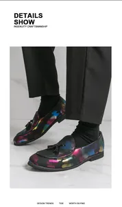 Nahaufnahme von Herren-Loafers mit schillerndem Camouflage-Muster und Quasten
