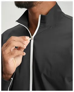 Gros plan sur la fermeture éclair blanche contrastée d'une veste de sport noire homme