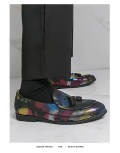 Nahaufnahme stilvoller Herren-Loafer mit lebhaftem Blumendruck und eleganten Quasten