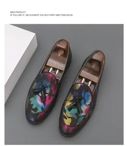 Detailansicht von bunt bedruckten Herren-Loafers mit Camouflage-Muster und Quasten
