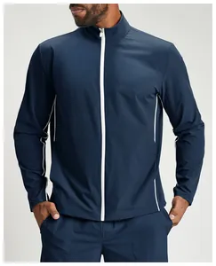 Détail de la veste de sport respirante avec fermeture éclair et passepoils blancs contrastés