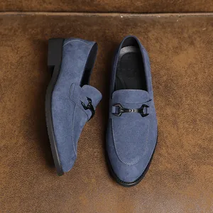 Bovenaanzicht van de blauwe suède herenloafers met een decoratieve metalen gesp
