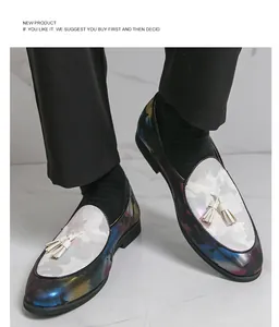 Nahaufnahme bunter Herren-Tassel-Loafer mit weißem Einsatz und Camouflage-Muster