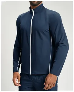 Détail d'une veste de sport respirante pour hommes avec fermeture éclair blanche et col montant